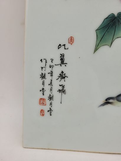null Plaque rectangulaire en porcelaine, Chine, XXe siècle 
A décor polychrome d'oiseaux...