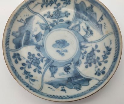 null 3 assiettes en porcelaine à décor bleu blanc, Chine, Compagnie des Indes, XVIIIe...