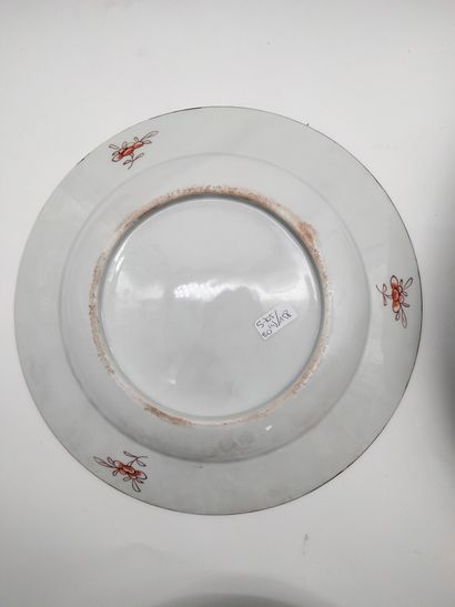 null 4 assiettes en porcelaine, Chine, XVIIIe - XXe siècle 
Dont : 
- 1 en porcelaine...