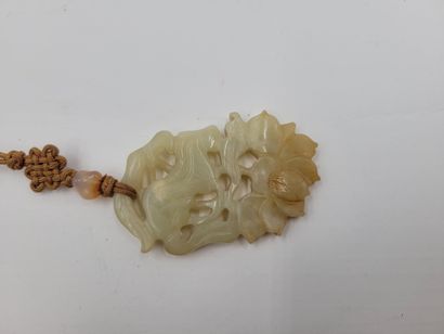 null Ornement en jade, Chine, XXe siècle
Sculpté d'une fleur de nénuphar. 
Longueur...