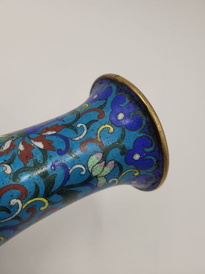 null Vase en alliage cuivreux à décor en émaux cloisonnés de fleurs sur fond turquoise,...