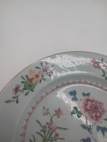 null Un plat et quatre assiettes, Chine XVIIIe siècle, Compagnie des Indes 
A décor...