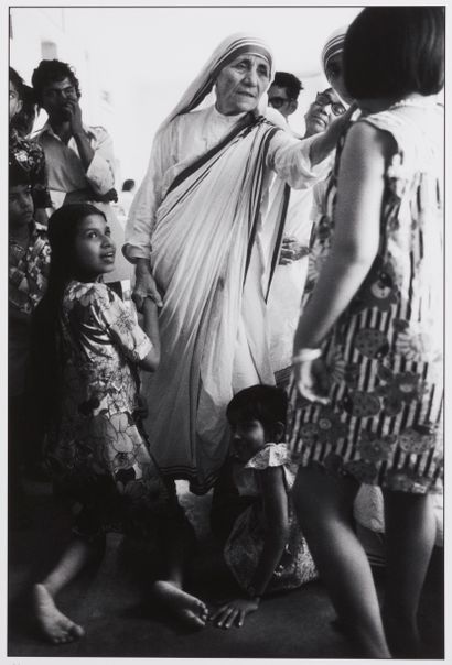 null Jean-Claude Francolon (1944) 
Mère Teresa dans son centre de Calcutta vient...