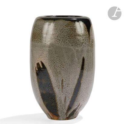null MATTHIEU ROBERT (NÉ EN 1962)
Haut vase à large col annulaire. Épreuve en céramique...