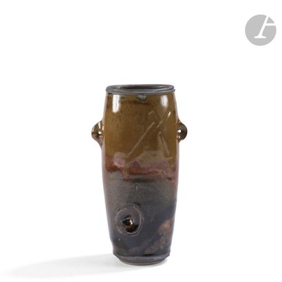null CHARLES HAIR (NÉ EN 1955)
Vase méplat de section ovale et à deux petites anses...