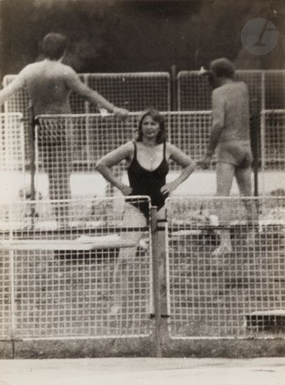 null Miroslav Tichy (1926-2011)
Sans titre [Femme à la piscine], c. 1980. 
Épreuve...