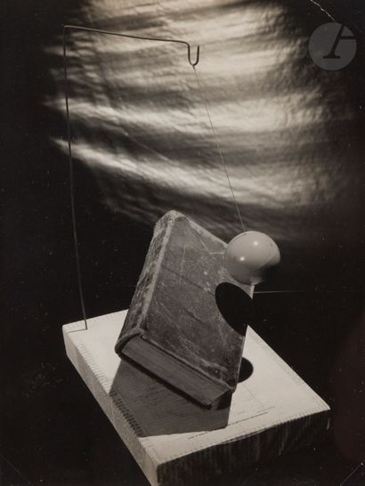  Photographe non identifié 
Natalité de Joseph Cornell, 1940. 
Épreuve argentique... Gazette Drouot