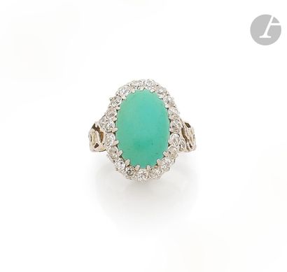 null Bague en platine et en or 18K (750), ornée d’une turquoise cabochon ovale entourée...