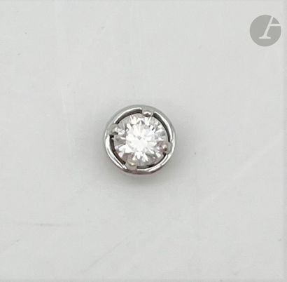 null VAN CLEEF & ARPELS
Diamant rond de taille brillant monté en or gris 18K (750)....