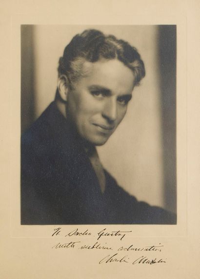 null Charlie CHAPLIN (1889-1977). Photograph with autograph dedication signed; 33...