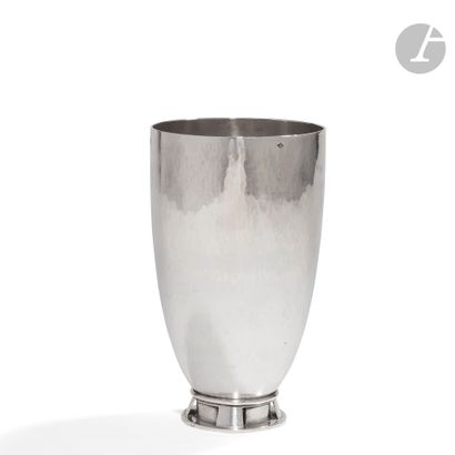 null CHRISTIAN FJERDINGSTAD (1891-1968)
Vase moderniste en argent.
La base tronconique...