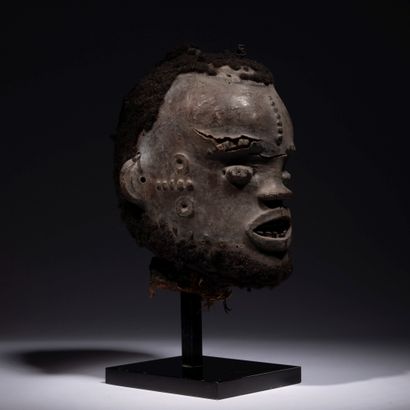 null Une tête sculptée au front et aux tempes scarifiés en relief, très ancien masque...