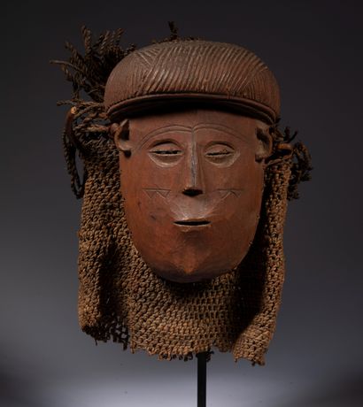 null *Un ancien masque scarifié orné d’une coiffe sculptée, avec ses ancienne cagoule...