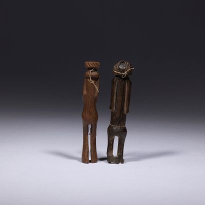 null *Un lot réunissant deux statuettes miniatures tuphele pour la divination.

Tchokwé,...