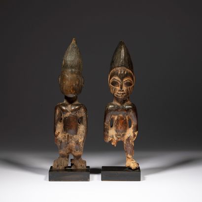 null Un lot réunissant deux statuettes Ibedji.

Yorouba, Nigéria

Bois, et reliquat...