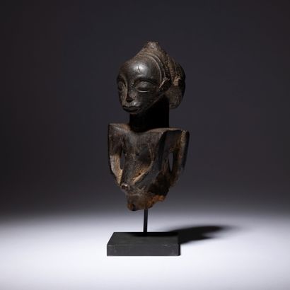 null Un buste fragmentaire d’une ancienne statuette Janus Kabéja Makua. Le kabeja...