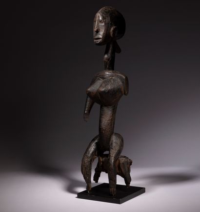 null Une rare statuette assise Gwandusu ou Jo-Nyéli au corps et au visage scarifiés,...