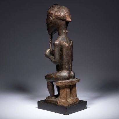 null Une statuette waka sona masculine représentant un homme scarifié assis sur un...