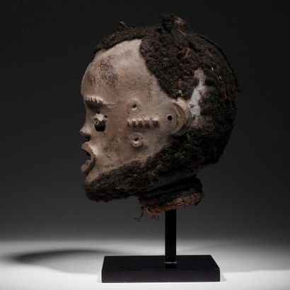 null Une tête sculptée au front et aux tempes scarifiés en relief, très ancien masque...