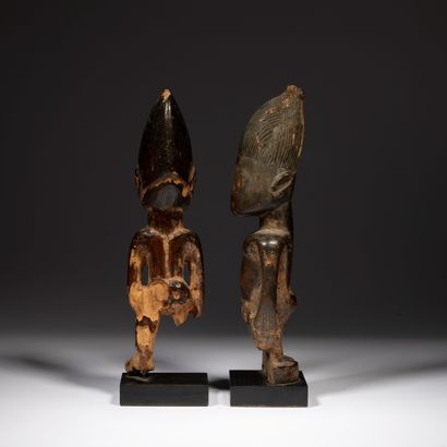 null Un lot réunissant deux statuettes Ibedji.

Yorouba, Nigéria

Bois, et reliquat...