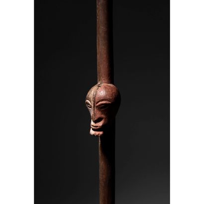null *Une rare lance cérémonielle sculptée de deux très belles têtes parées d’anciens...