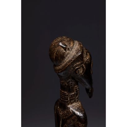 null Une ancienne statuette waka sona masculine, très probablement un asie usu, portant...
