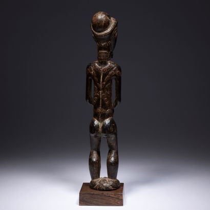 null Une ancienne statuette waka sona masculine, très probablement un asie usu, portant...
