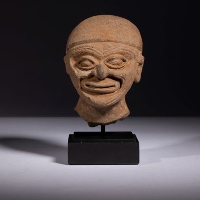 null Une belle tête souriante d’un homme ridé, fragment d’une ancienne statuette.

Culture...