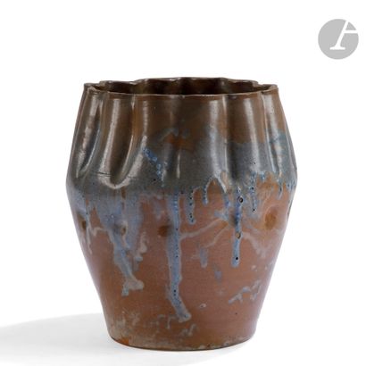 null AUGUSTE DELAHERCHE (1857-1940)
Important vase au col juponné et présentant une...