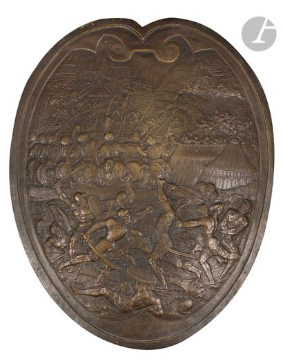 null Petit bouclier en bronze à décor d’une scène de bataille.
XIXe siècle
H : 3...