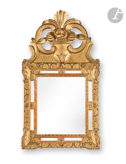 null Petit miroir en bois doré, à décor ajouré d’un vase fleuri ; (fronton associé ;...