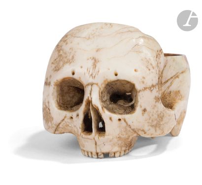 null Crâne en os sculpté.
XVIIe siècle
H : 3 cm 
(manque la partie supérieure)
