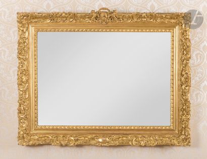 null Paire de miroirs en bois et stuc doré de forme rectangulaire, à décor de feuillages...