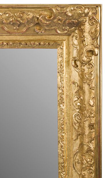 null Miroir en bois doré à décor d’entrelacs, écoinçons, cartouches feuillagés 
...