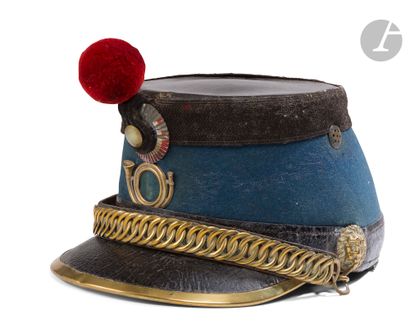 null Shako de chasseurs à cheval modèle 1874. 
Fût en cuir recouvert de drap bleu...