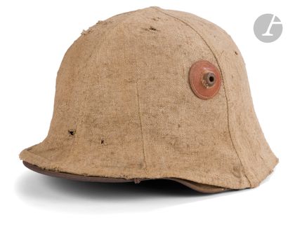 Coque de casque allemand modèle 1917. 
Coiffe...