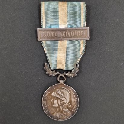 null FRANCE 
MÉDAILLE COLONIALE
Médaille coloniale du 1er type en argent.
Bélière...