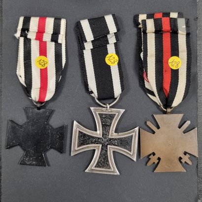 null ALLEMAGNE 
Ensemble de trois décorations : 
- croix de fer de 2e classe 1914....