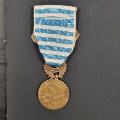 null FRANCE 
MÉDAILLE DU LEVANT (1922)
Médaille en bronze (bulles), réparation entre...