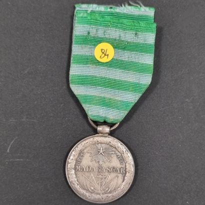 null FRANCE 
MÉDAILLE DE MADAGASCAR (1883-1886) 
Médaille en argent par Dupuis. 
Bélière...