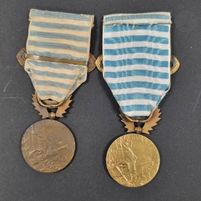 null FRANCE 
MÉDAILLE DU LEVANT (1922)
Deux médailles en bronze :
- patine foncée....