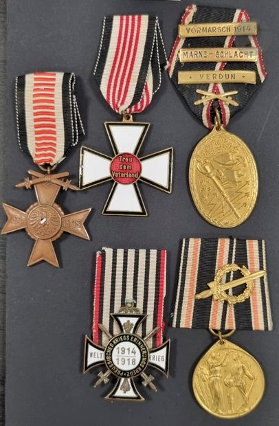 null ALLEMAGNE 
Cinq médailles d’anciens combattants :
- deux émaillées pour anciens...