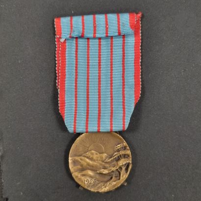 null LIBAN 
MÉDAILLE « POUR LE LIBAN 1926 »
Médaille du 2e type. 
En bronze. Ruban....