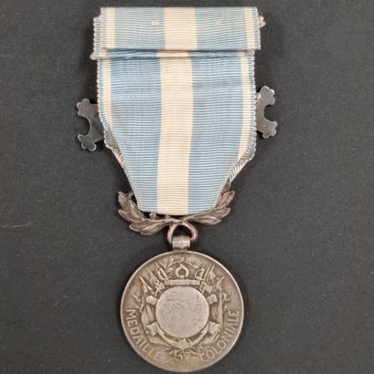 null FRANCE 
MÉDAILLE COLONIALE
Médaille coloniale du 1er type.
Jeton poinçonné de...