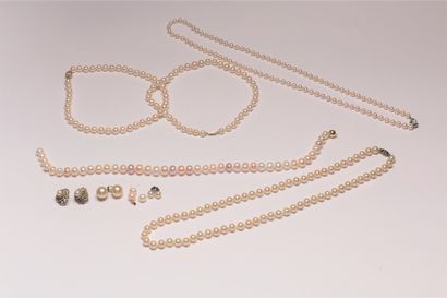 Important lot de bijoux comprenant : 4 colliers...