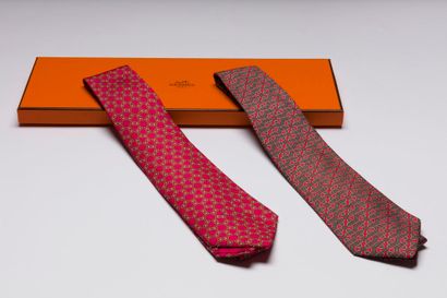 HERMÈS
2 Cravates en soie fond rouge à motifs...