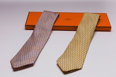 HERMÈS
2 Cravates en soie fond jaune à motifs...