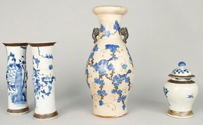 CHINE Canton: Vase de forme ovoïde, à décor en camaïeu bleu de feuilles de vigne,...