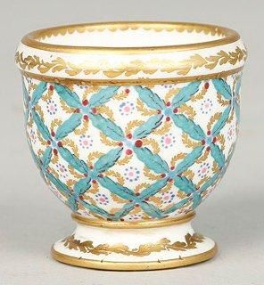SEVRES Coquetier en porcelaine de Sèvres à décor polychrome postérieur de croisillons...