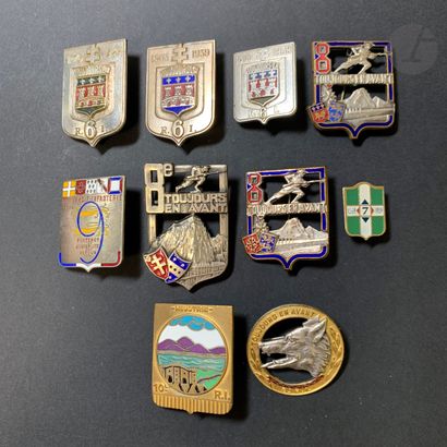 Lot of 10 infantry badges: 
3 6th RI variants,...